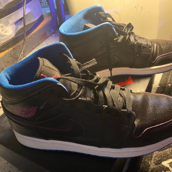 Athletic_Shoes